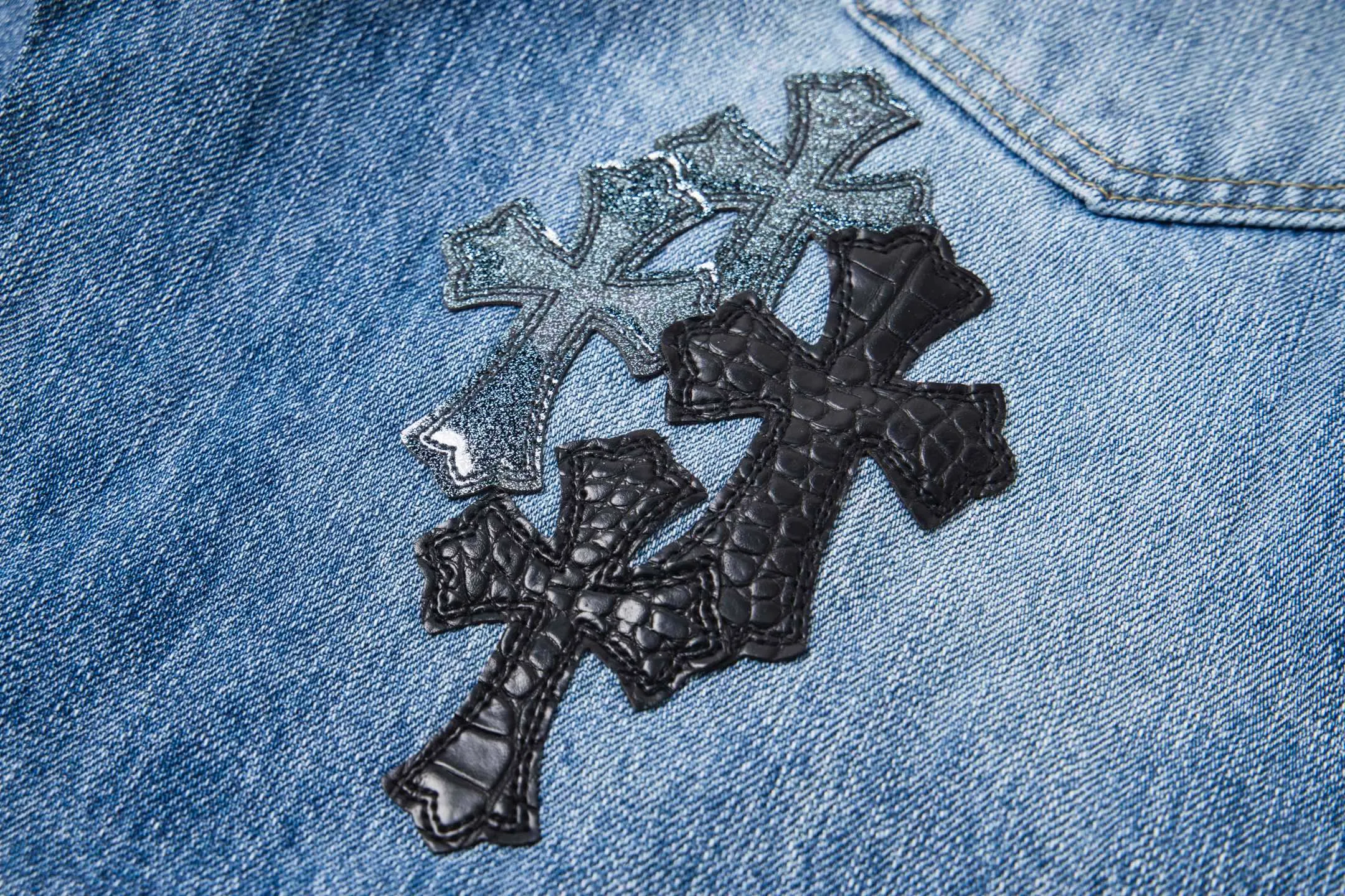 P280 High version (evergreen version) Chrome Hearts/Chrome Hearts 25FW CH starry sky leather cross bamboo jeans adopt starry sky themed leather elements, mostly in the shape of a cross, with glitter on the leather surface. Unique design with simple and elegant details, exquisite workmanship, neat lines and in-place details on the entire pair of pants! It’s also so cool that both men and women can easily control it. It’s a gender-neutral trendy up version. Style number: 1722# Color: blue Size: 28 30 32 34 36